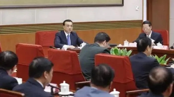 開著五菱翼，賣著源碼燈，地攤致富新方式