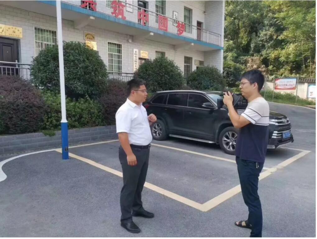 源碼愛(ài)心捐贈(zèng)太陽(yáng)能智慧路燈，照亮亮源鄉(xiāng)精準(zhǔn)扶貧路