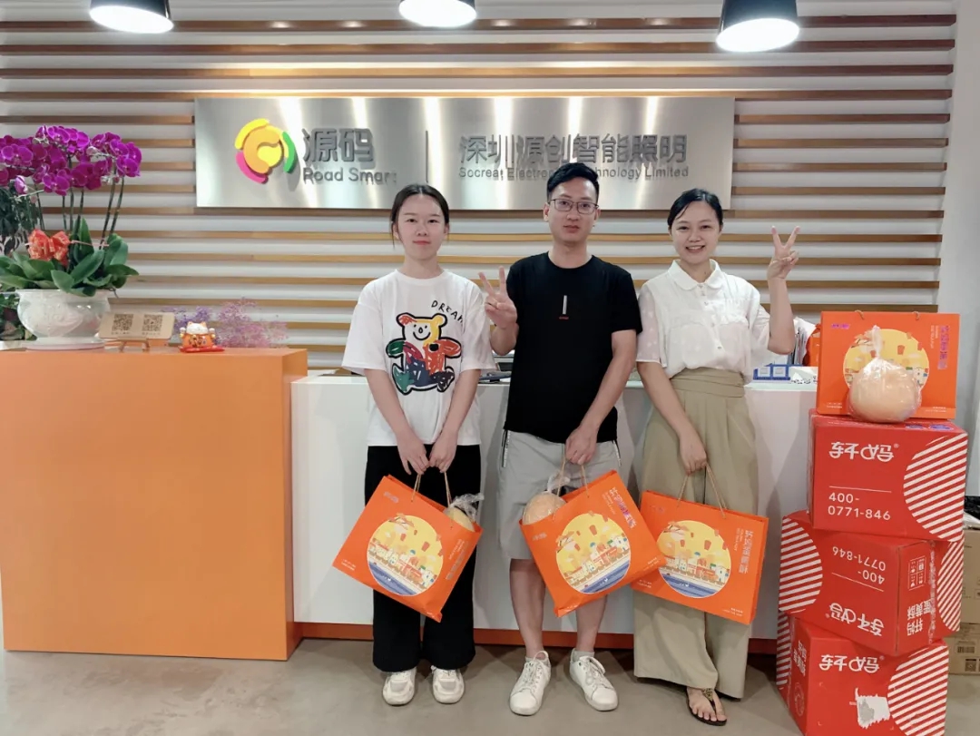 喜逢中秋加國慶，月圓家圓就團圓